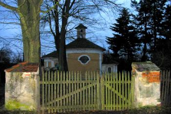 kaple od západu (© D Dohňanský, 12/2014)