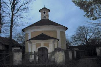 kaple od jihu /příchod přímo od zámku/ (© D Dohňanský, 12/2014)