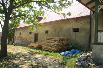 hosp.budova, uzavírací vnitřní nádvoří na vých.straně areálu (© D Dohňanský, 09/2018)