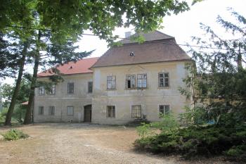 hlavní sev.průčelí zámku /již bez cedule,označující četnickou stanici/ (© D Dohňanský, 09/2018)