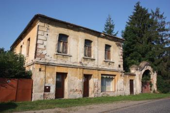 Severní průčelí usedlosti čp. 1, která skrývá zbytky tvrze ( © Ivan Grisa 07/2010)
