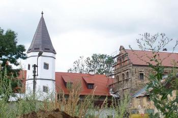 Pohled na zámek s věží (© Vladimír Studecký, 07/2007)