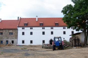 Pohled z nádvoří na západní část zámku (© Vladimír Studecký, 07/2007)
