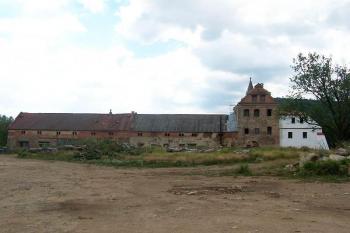 Pohled na severní část dvora se zámkem (© Vladimír Studecký, 07/2007)