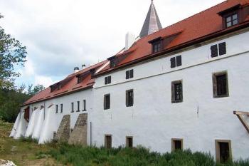 západní křídlo zámku (© Vladimír Studecký, 07/2007)