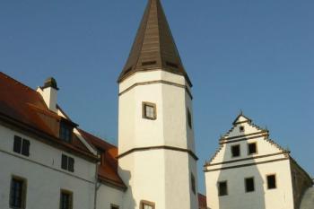 Věžová brána (starý palác) s věží (© Ondřej Černil, 10/2007)