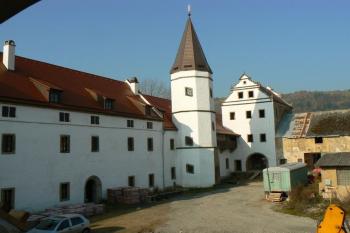 Pohled na zámek s věží (© Ondřej Černil, 10/2007)