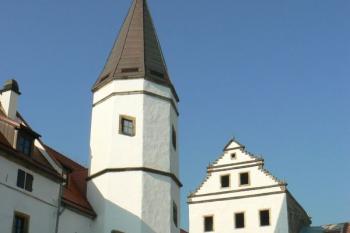 Pohled z nádvoří na Věžovou bránu a věž (© Ondřej Černil, 10/2007)