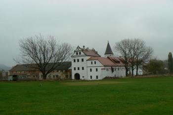 Venkovní pohled na zámek Libouchec (© Ondřej Černil, 10/2007)