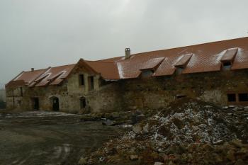 Zámek Libouchec - Pohled na Jižní křídlo ze dvora (© Ondřej Černil, 03/2008)