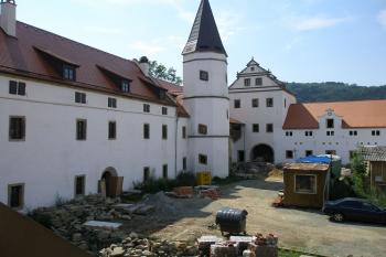 Pohled ze dvora na věžovou vstupní bránu a věž (© Ondřej Černil, 09/2008)