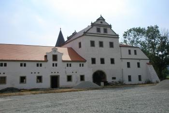 Severní křídlo zámku s věžovou vstupní bránou (© Ondřej Černil, 09/2008)