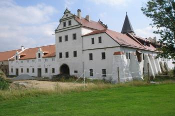 Pohled na zámek od golfového hřiště (© Ondřej Černil, 09/2008)