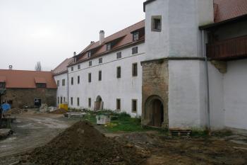 Pohled na frontální křídlo zámku ze dvora (© Ondřej Černil, 02/2009)