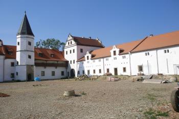 Jihovýchodní pohled z nádvoří (© Ondřej Černil, 11/2009)