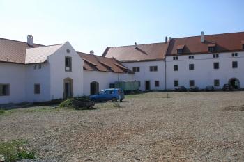 Pohled ze dvora na jižní a frontální křídlo (© Ondřej Černil, 11/2009)