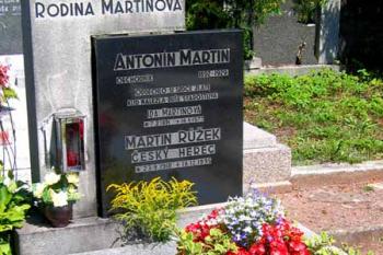 Hrob herce Martina Růžka a jeho rodičů ( © Pavel Vítek 07/2007)