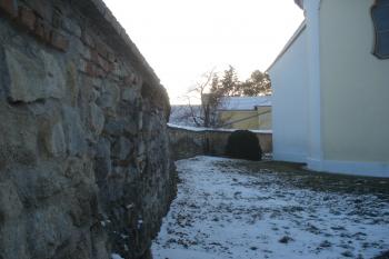 pohled na ohradní zeď kolem kostela, kde býval kdysi hřbitov (© Jaromír Schoffer, 01/2011)
