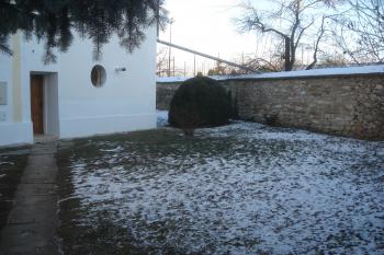 pohled na část sakristie s vedlejší mohutnou zdí z místního vápence (© Jaromír Schoffer, 01/2011)