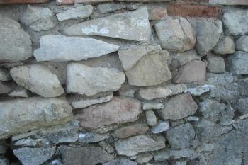 detailní pohled za zdivo ohradní zdi (© Jaromír Schoffer, 01/2011)