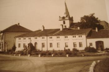 pohled na kostel a faru z náměstí (Farní kronika asi 1950)