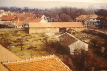 pohled z věže kostela na původní farskou zahradu a farskou stodolu (© Jaromír Schoffer, 1994)