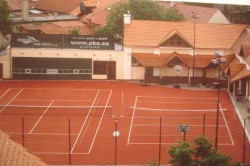 dnešní pohled na orelské hřiště z věže na bývalou farskou zahradu  (© Jaromír Schoffer, 06/2010)