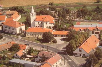 pohled na kostel (© farní kronika, 06/2005)