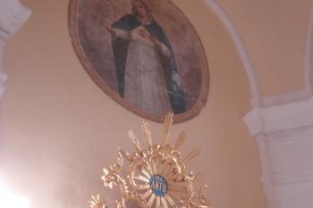 část odkryté malby Nesv. srdce Mariina nad oltářem sv. Ant. Paduánského (© Jaromír Schoffer, 12/2011)