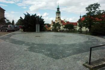 půdorys kaple vyznačený v dlažbě (© Milan Caha, 07/2007)