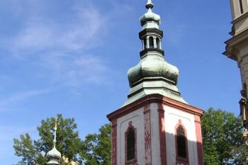 Pohled na podskalský kostelík Nejsvětější Trojice od severozápadu ( © Jan P. Štěpánek 07/2007)