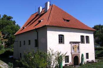 Pohled od nábřeží na bývalou celnici v Podolí na Výtoni ( © Jan P. Štěpánek 07/2007)