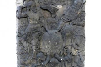 Kamenný reliéf v boční lodi kostela (© František Kinař, 08/2014)