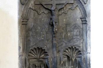 Kamenný reliéf v boční lodi kostela (© František Kinař, 08/2014)