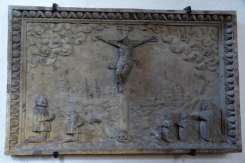 Kamenný reliéf v boční lodi kostela (© František Kinař, 08/2014)