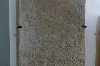 epitaf v boční lodi kostela (© František Kinař, 08/2014)
