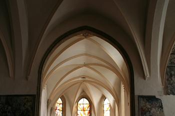 Průhled do presbytáře (© Ivan Grisa, 09/2008)