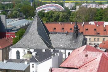 pohled na klášterní kostel Neposkvrněného početí Panny Marie z věže kostela sv. Mořice ( © Jan P. Štěpánek 05/2009)