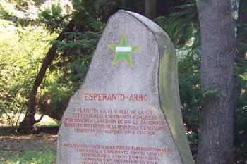 Smetanovy sady Olomouc - Pomník z r. 1932 na paměť světového kongresu esperanta. (© Ivo Rozehnal, 08/2007)