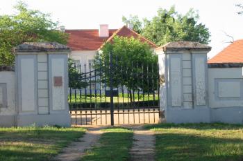 zámecká brána ,směřující do čestného dvora (© D Dohňanský, 07/2014)