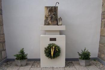 Letohrad - Pomník J.Cimrmana - Ukradená hůl byla nahrazena poněkud nešťastně - nebo bača Cimrman? (© Ivo Rozehnal, 07/2010)