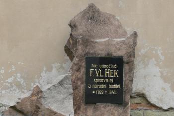 pamětní deska na boku kostela (© Alena Volná, 6/2010)