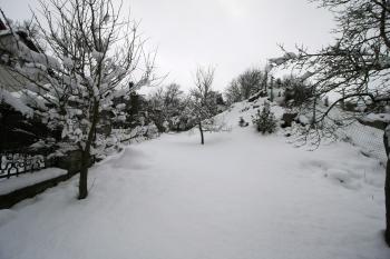 Pohkled na terénní hranu hradu (© Petr Nožička  01/2021)