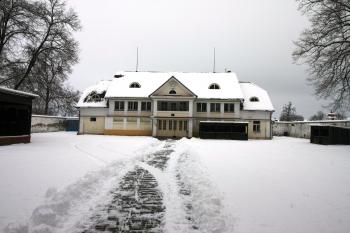 Vlastní plocha hradu ze sokolovnou (© Petr Nožička  01/2021)