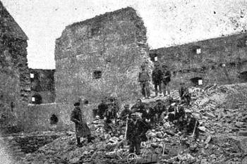 demolice špýcharu postaveného na místě hradu (1928) (Tomáš Durdík, Pavel Bolina: )
