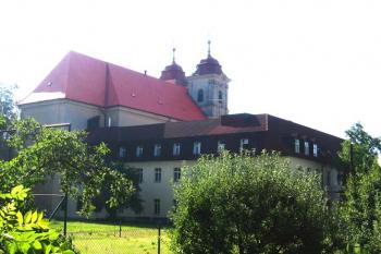 Bývalý klášter minoritů s kostelem sv. Anny v Kuklenách ( © Pavel Vítek 07/2007)