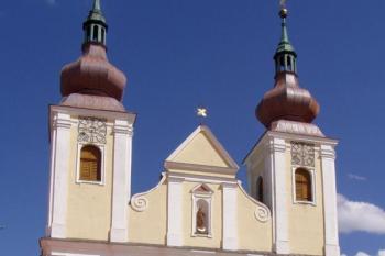 Barokní kostel sv. Petra a Pavla, vlevo klášterní budova (© Marek Pouzar, 08/2007)