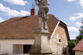 Socha před kostelem (© Marek Pouzar, 08/2007)