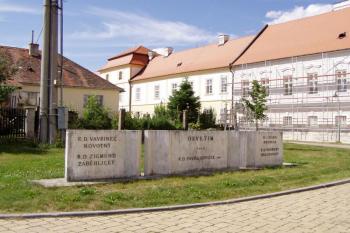 Památník premonstrátů zahynulých v Osvětimi roku 1942 (© Marek Pouzar, 08/2007)
