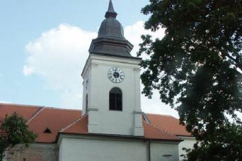 Gotická předsíň a nad ní barokní věž (© Milan Caha, 08/2007)